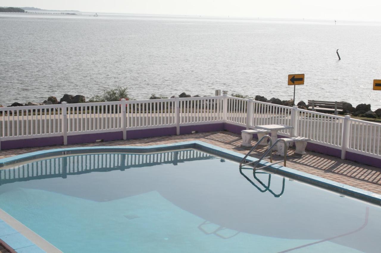 Beach Front Motel Cedar Key Exterior photo